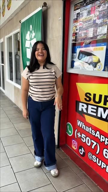Fachada de sucursal Super Remate con WhatsApp en la puerta